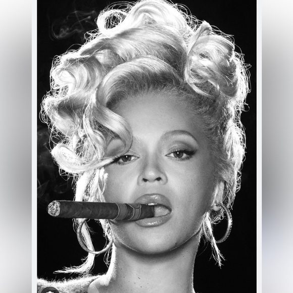 Meet your Posher, Robyn - Picture 2 of 2